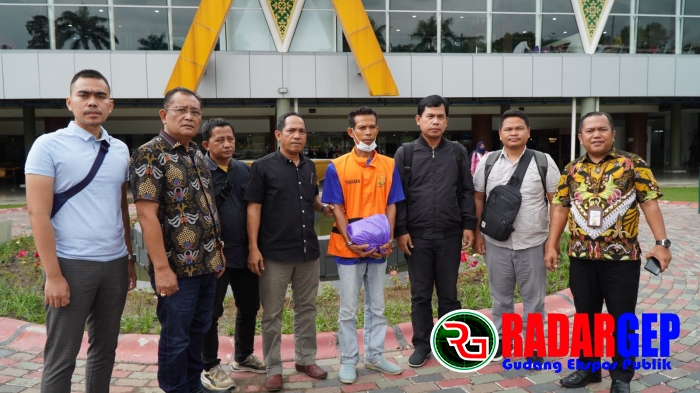 Tim Tabur Kejati Riau Serahkan DPO Terpidana Sunardi Ke Kejari Inhu